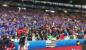 Emouvant chant des 15000 supporters Islandais à Saint Etienne - Euro 2016