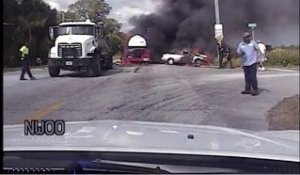 Ce policier héroïque va sauver la vie d'un homme piégé sous sa voiture en flamme