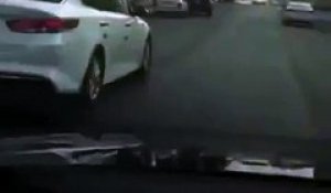 Un automobiliste fait une grosse erreur en faisant lors d'un road rage.