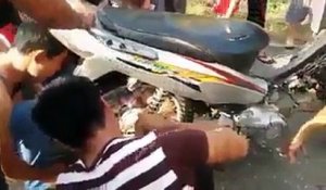 Un bébé se retrouve coincé dans une jante de moto