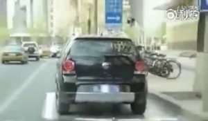 Cette chinoise installe une fausse place de parking pour garer sa voiture en pleine rue !