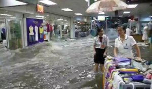 Ce centre commercial s'est transformé en rivière - Inondation terrible en Chine