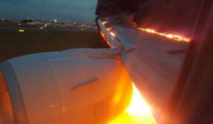 Un avion Singapore Airlines prend feu sur le tarmac alors que les passagers sont à l'intérieur