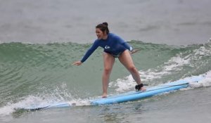 America Ferrera fait du surf à Hawaï