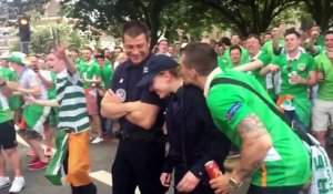 Une policière française obligée d’être évacuée quand des supporters irlandais la draguent à leur manière