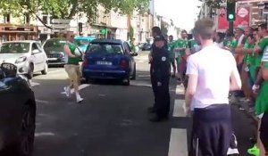 Les fans Irlandais draguent une policière Française... Euro 2016