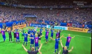 Le "Ahou" des joueurs avec les supporteurs Islandais apres la victoire face à l'Angleterre