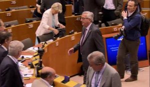 Brexit: Jean-Claude Juncker accueille Nigel Farage (1 min 20) lors de la session extraordinaire du Parlement européen