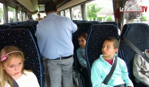 Simulation d'une évacuation de bus par des élèves de primaire de Chauffry
