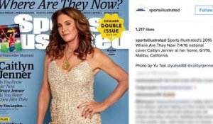 Caitlyn Jenner pose avec sa médaille d'or pour Sports Illustrated
