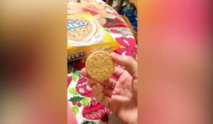 Une drôle de façon de manger des OREO... Bébé trop drôle