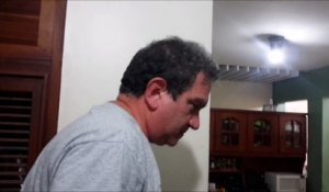 Un homme découvre une araignée géante sur les murs de son salon !
