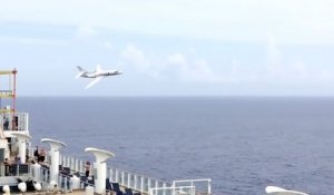 Un Falcon de l'armée française frôle un bateau de croisière