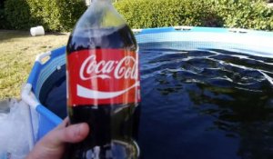Se baigner dans une piscine remplie de Coca-Cola