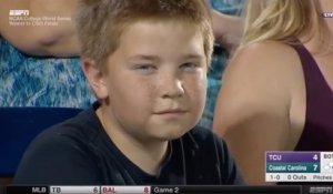 Un garçon dans le public devient la star d'un match de baseball avec son regard qui fait le buzz