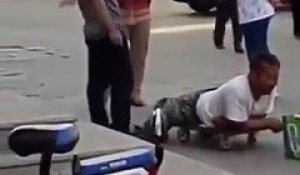 Un faux mendiant amputé pris en flag par des passants