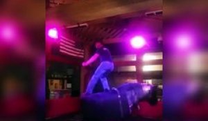 Grosse techniques de danse sur un taureau mécanique dans ce bar aux Etats-Unis !