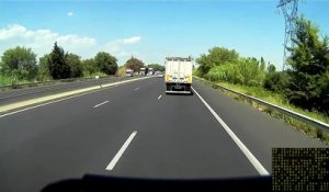 Un chauffeur perd une roue et le contrôle de son camion sous ses yeux