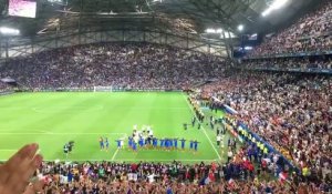 Le clapping des joueurs français avec les supporters du Vélodrome _