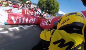 L'Arche de la flamme rouge tombe sur Adam Yates pendant le Tour de France 2016