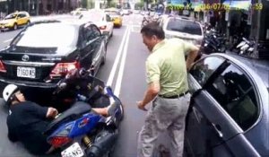 Maladroit un automobiliste aide un scooteriste qu'il vient de faire tomber