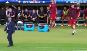 Cristiano Ronaldo remplace l'entraineur sur le banc de touche lors de la finale