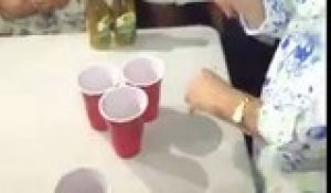 Quand une mamie joue au beer-pong !
