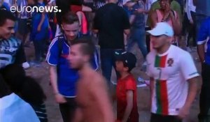 Un enfant portugais console un supporter français