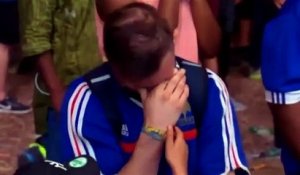 Un supporter français en pleurs se faire réconforter par un petit garçon portugais