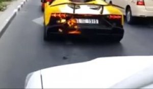 Le conducteur s’enflamme, sa Lamborghini part en fumée