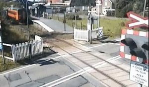 Un automobiliste passe quelques centimètres devant un train en marche !