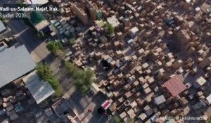 Un drone filme l'intérieur de l'un des plus grands cimetières au monde
