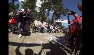 12/ Chris Froome, courant à pied son vélo cassé à la main, dans la 12e étape du Tour de France