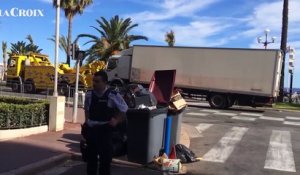 Évacuation du camion avec lequel a été mené l'attaque à Nice