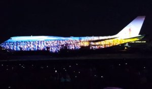 Superbe spectacle de lumières sur un avion Boeing 747 ! Boeing Centennial Light Show
