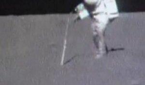 Un astronaute n'arrive plus à ramasser son marteau sur la Lune