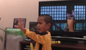 Un enfant de 5 ans se prend pour bruce lee