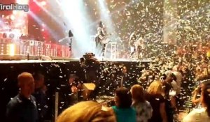 Le guitariste de KISS fait une belle chute en live - Gene Simmons - Bozeman, Montana - Juillet 2016