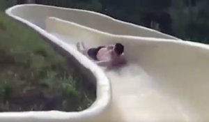 Un homme fait une chute spectaculaire d'un toboggan