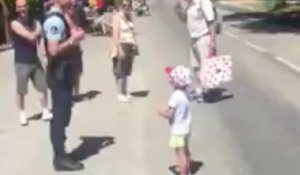 Une fillette de 4 ans chante la Marseillaise à un gendarme