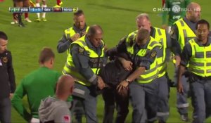 Un hooligan attaque un gardien de but en plein match en Suéde