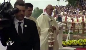Le pape François fait une légère chute aux JMJ