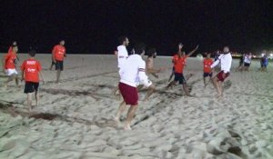 Rio: les Bleus font une démonstration de rugby à 7 sur la plage
