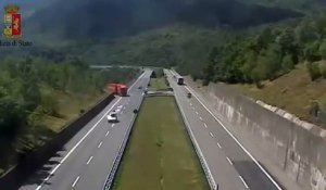 Un chauffeur de poids lourd totalement abruti et inconscient effectue un demi tour sur une autoroute italienne
