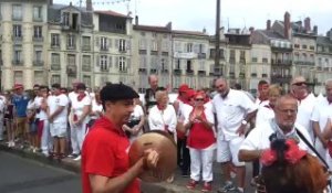 Fêtes de Bayonne 2016 : le défilé des bandas avant la messe