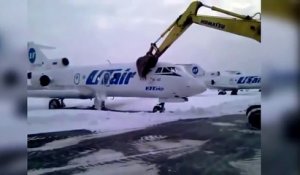 Viré de l'aéroport, l'employé détruit un avion à la pelleteuse !