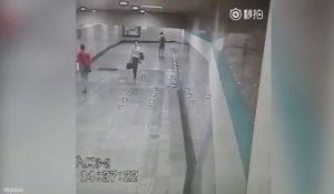Les images incroyables du plafond d'une station de métro qui s'effondre devant des voyageurs à Shanghai