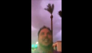 En direct sur Periscope il manque se se prendre la foudre ! L'éclair frappe l'arbre derrière lui