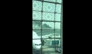 URGENT - Un avion d'Emirates en flammes après son atterrissage à l'aéroport de Dubaï