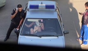 Une nana bourrée dans une voiture de police (Russie)